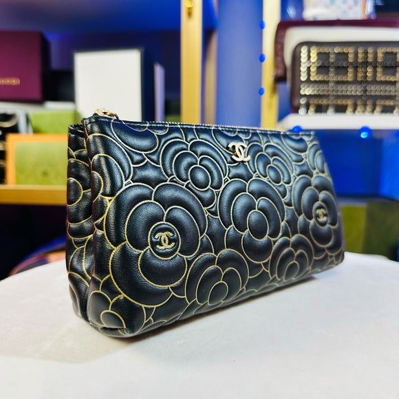 New Rare Chanel Camellia Black Gold Lambskin Embossed Leather Cosmetic Travel Po - Picture 3 of 13